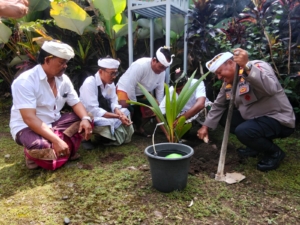 Sinergi dengan pemerintah daerah, Pgs. Danramil 1623-07/Bebandem hadiri persembahyangan bersama perwakilan OPD.