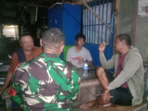 ‎Patroli Kongkow-Kongkow Babinsa Kembang Kerang Daya, Pererat Silaturahmi dan Tingkatkan Kesadaran Warga