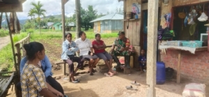 Babinsa Welai Selatan Gelar Komsos dan Pemantauan Wilayah Bersama Warga