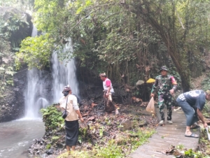 Sinergi Babinsa, Bhabinkamtibmas, dan Warga Jinengdalem Wujudkan Sungai Bersih dan Harmonis