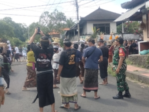Sinergitas Babinsa, Serka Wayan Wardana Amankan Pengabenan Bersama Bhabinkamtibmas Dan Pecalang