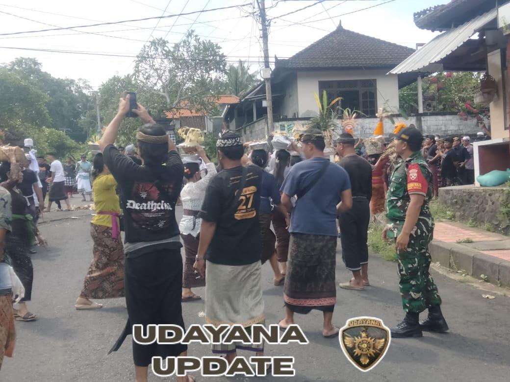 Sinergitas Babinsa, Serka Wayan Wardana Amankan Pengabenan Bersama Bhabinkamtibmas Dan Pecalang