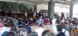 Babinsa Dan Bhabinkamtibas Pesinggahan  Monitoring Pemilihan Bendesa Adat Periode 2025 – 2030