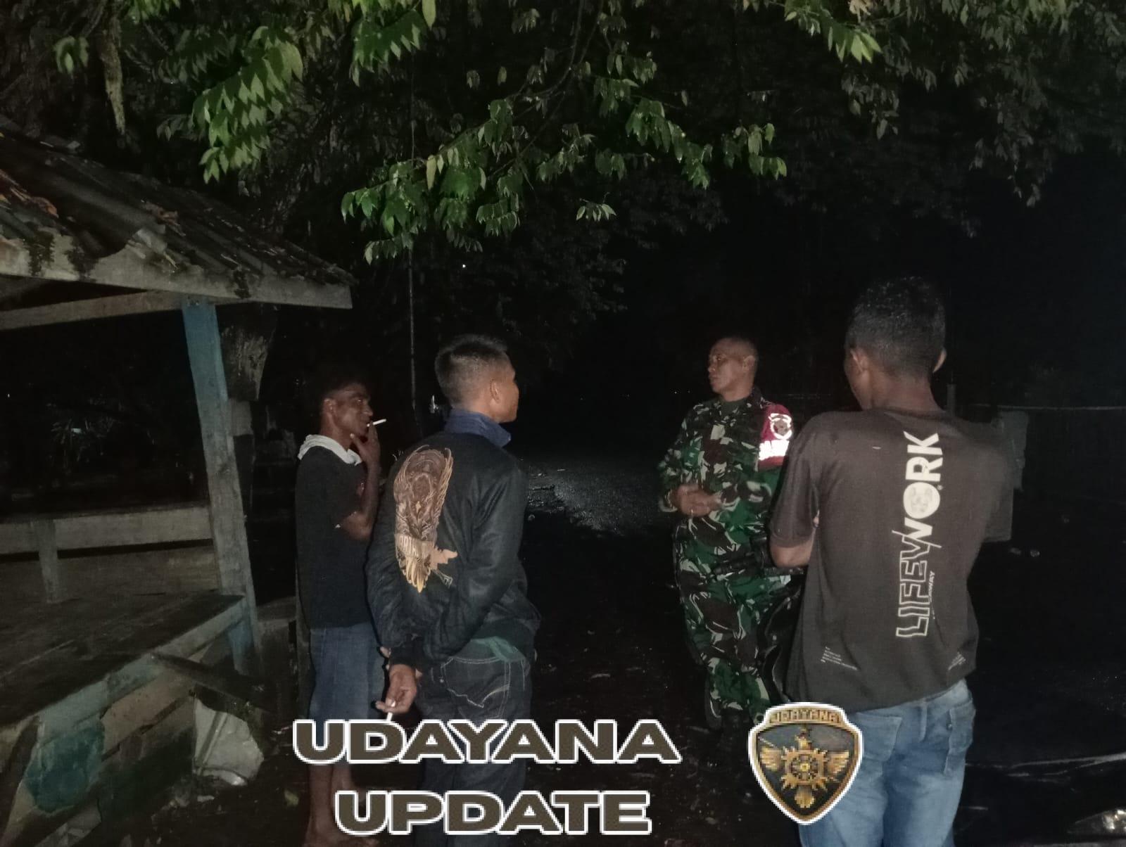 Ronda Malam di Dusun Ndano Duwe, Babinsa Ingatkan Warga Awasi Anak