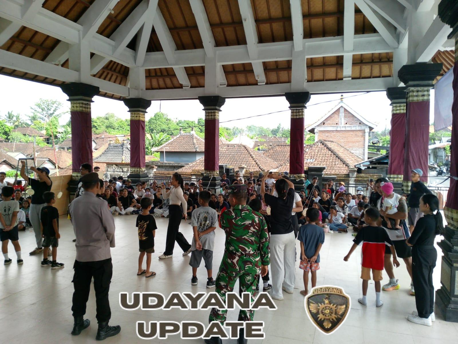 Wujud Kepedulian Lingkungan, Babinsa Saba Dukung Edukasi dan Pelepasan Tukik di Pantai Saba