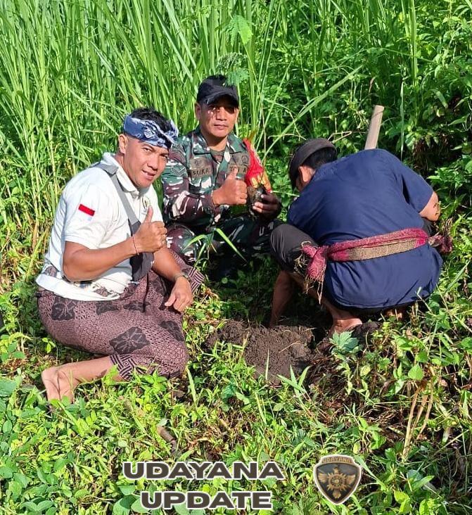 Babinsa Selat Bersinergi Bersama Pemdes Gelar Gotong Royong Tanam Pohon Dan Bersih Sungai