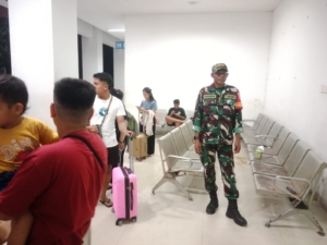 Babinsa Sertu Jakaria Kawal Kedatangan Kapal Darma Rucitra VIII di Pelabuhan IPPI Ende