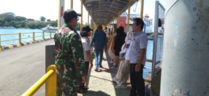 Bersinergi dengan Instansi terkait Anggota Kodim 1623/Karangasem cek KTP Penumpang.