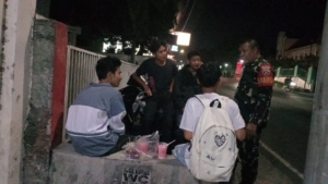 ‎Lewat Patroli Kongkow, Babinsa Wanasaba Dekatkan Diri dengan Pemuda Desa