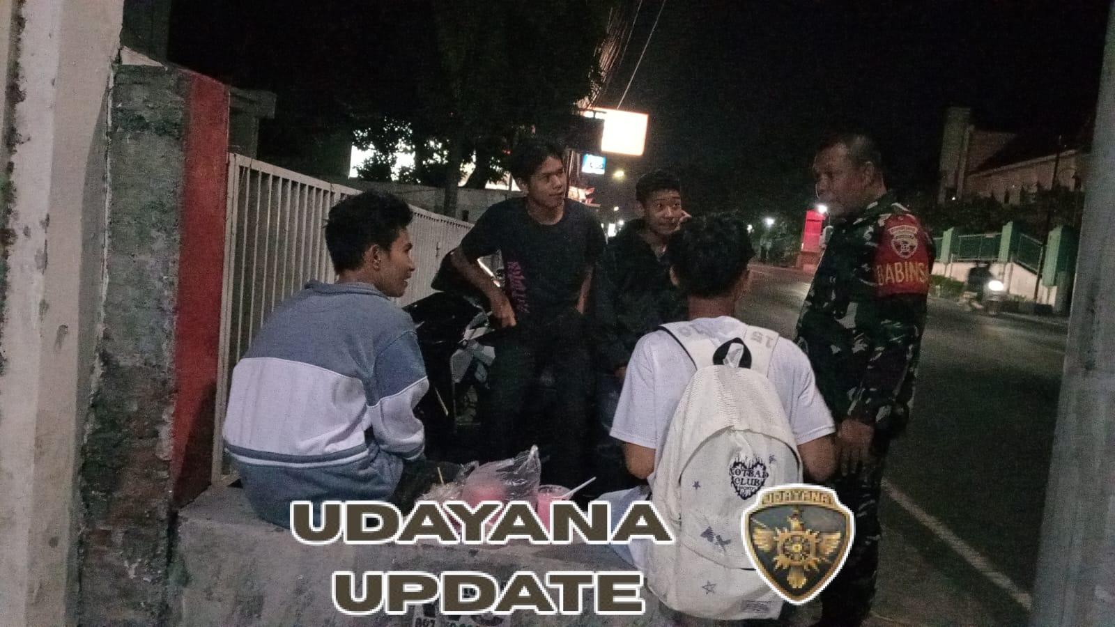 Lewat Patroli Kongkow, Babinsa Wanasaba Dekatkan Diri dengan Pemuda Desa