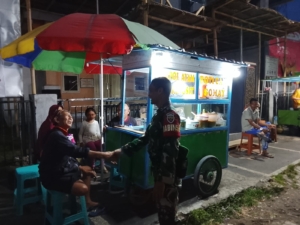 ‎Lewat Patroli Kongkow, Babinsa Serda Saparwadi Dorong Masyarakat Dukung Program Zero Waste