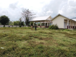 Wujud Kepedulian, Babinsa Koramil 1628-04/Poto Tano Turut Bantu Perbaikan Rumah Warga