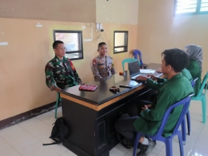 ‎Bangun Sinergi, Babinsa Wanasaba Gelar Komsos Bersama Mahasiswa KKN