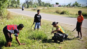 Satgas Pamtas Yonarmed 12 Kostrad Ajak Siswa SMP Negeri Piebulak Gelar Karya Bakti di Sekolah