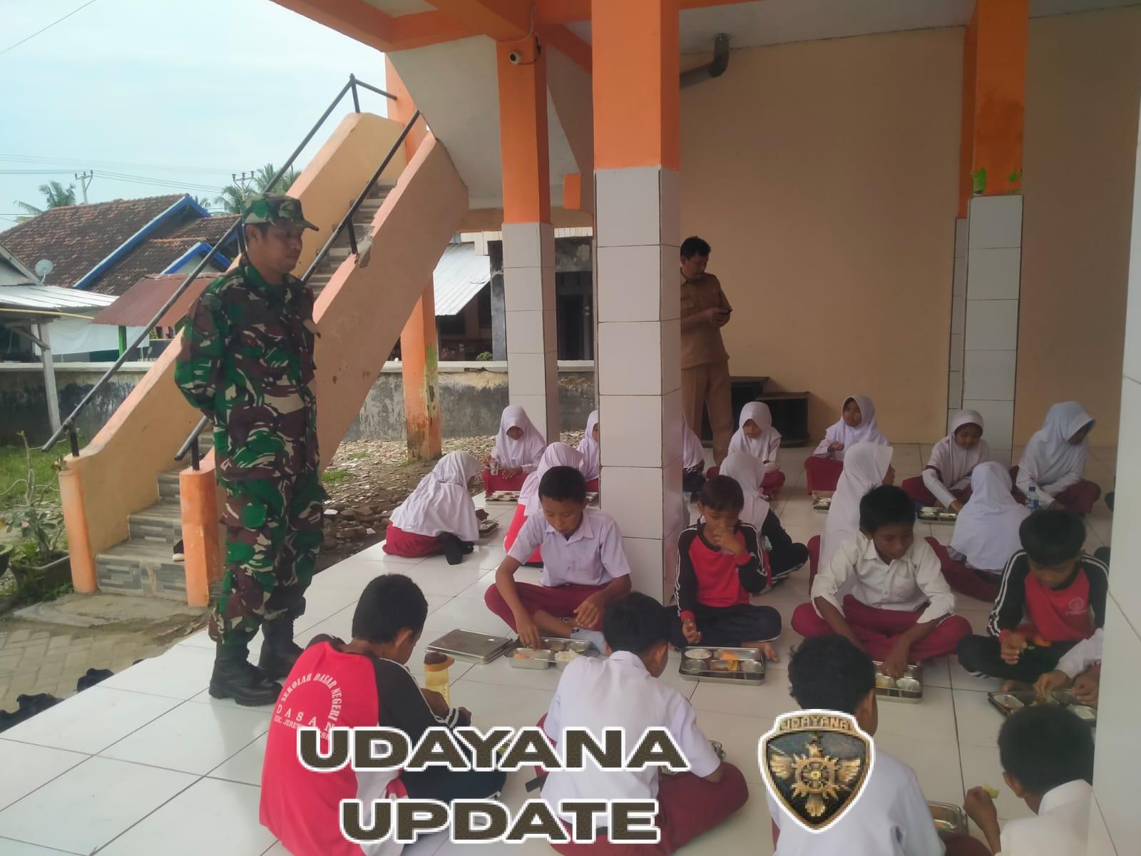 Babinsa Jadi Sahabat Anak Sekolah, Dukung Program Makan Sehat Bergizi di Jereweh