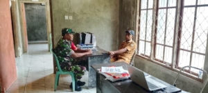 Babinsa Koramil 1602-03/Detusoko Laksanakan Pamwil dan Komsos di Desa Wolomasi