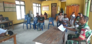 Wujud Kemanunggalan TNI dan Rakyat, Babinsa Bantu Warga Perbaiki Kandang dan Pagar Kebun