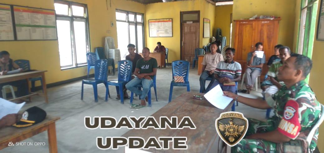 Wujud Kemanunggalan TNI dan Rakyat, Babinsa Bantu Warga Perbaiki Kandang dan Pagar Kebun