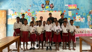 Wujud Peduli Pendidikan, Pos Fohululik Satgas Pamtas Yonarmed 12 Kostrad Beri Buku Tulis dan Wawasan Kebangsaan