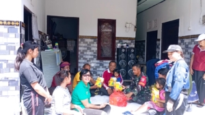 Babinsa Koramil Klungkung Dampingi Kelurahan Salurkan PMT Bagi Anak Stunting