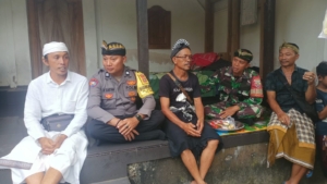 Babinsa Samplangan Tunjukkan Kepedulian, Melayat ke Rumah Duka Warga Binaan