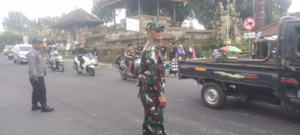 Babinsa Tampaksiring Bersinergi Amankan Prosesi Adat Nyangling di Pasar Tampaksiring