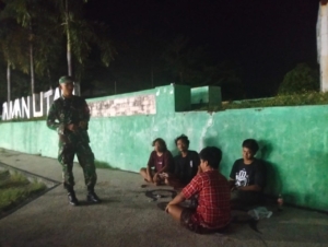 ‎Babinsa Utan Rhee Jaga Keamanan Malam Hari, Perkuat Keakraban dengan Warga