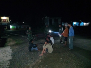 Anggota Koramil 1630-03/Macang Pacar Laksanakan Patroli Rutin Wujudkan Keamanan dan Kenyamanan Masyarakat