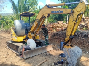 Babinsa Dulolong Pantau Pekerjaan Pembangunan Koperasi Merah Putih