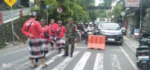 Sinergi TNI–Polri dan Pecalang, Babinsa Ubud Kawal Prosesi Upacara Ngaben di Desa Adat Ubud