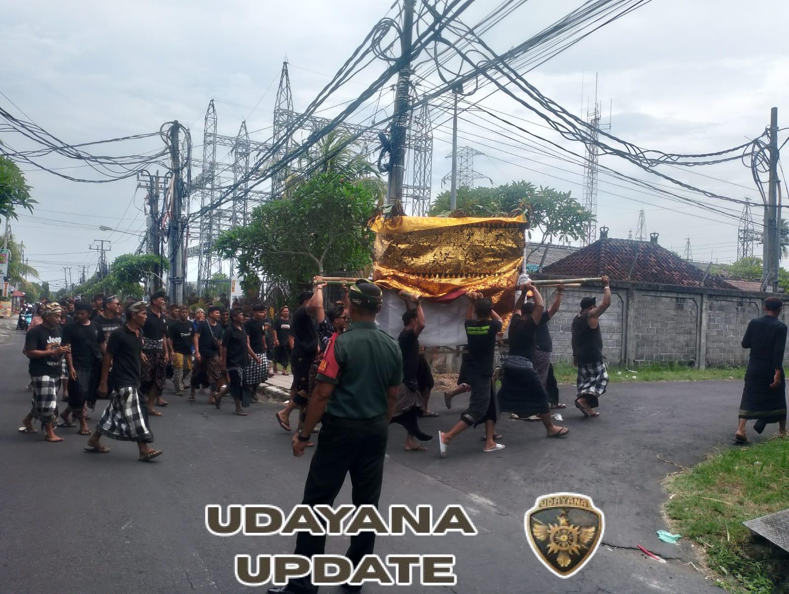 Babinsa Serongga Kawal Jalannya Upacara Pitra Yadnya Warga Desa Adat Serongga