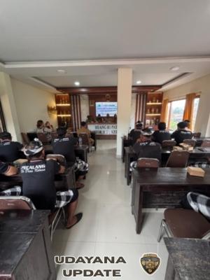 Babinsa dan Bhabinkamtibmas Kelusa Berikan Arahan kepada Pecalang untuk Perkuat Kamtibmas Desa Adat