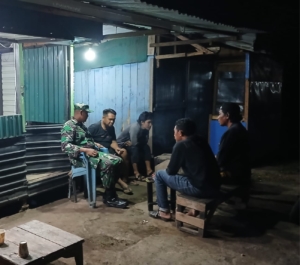 Babinsa Koramil 1614-02/Kempo Ajak Warga Desa Ta’a Tingkatkan Keamanan Lewat Ronda Malam