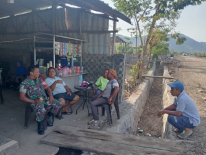 Babinsa Tambak Sari Laksanakan Komsos dan Monitoring Wilayah Binaan