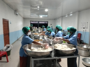 Babinsa Pantai Baru Dampingi Pemberian Makanan Sehat Bergizi Bagi Ribuan Siswa di Rote Ndao