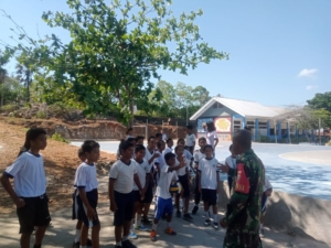 Babinsa Ba’a Beri Motivasi Belajar kepada Siswa SMPK Gracia Mother Kristoforus Rote Ndao