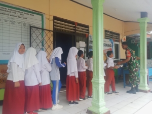 Babinsa Dampingi Program Makan Sehat Bergizi di SDN 1 Bree