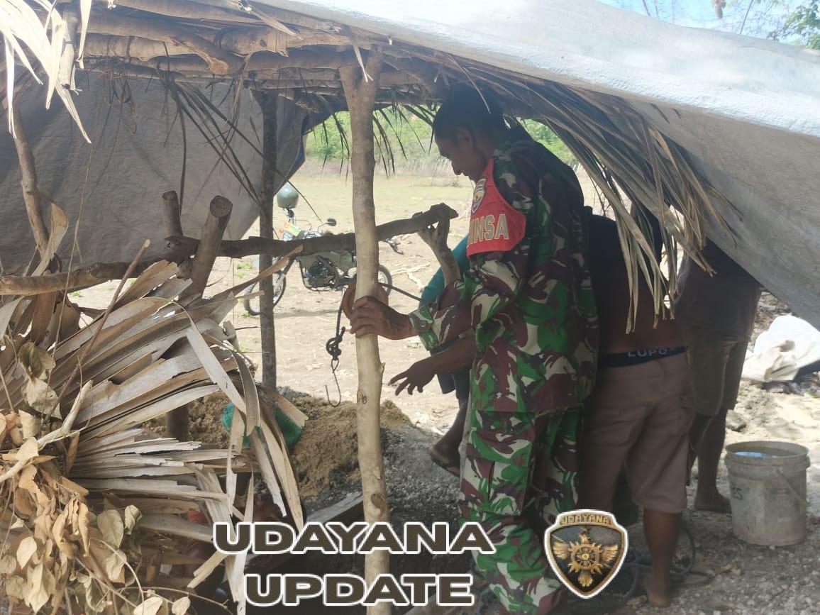 Babinsa Pantai Baru Bantu Warga Bersihkan Sumur Terdampak Longsor di Desa Ofalangga