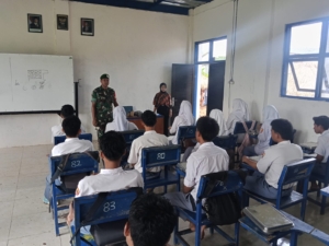 Babinsa Desa Belo Dampingi Kegiatan Makan Sehat Bergizi di SMK Rum Inovasi Jereweh