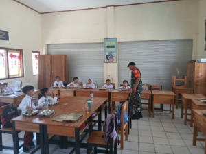 Babinsa Kelurahan Kuang Dampingi Kegiatan Makan Sehat Bergizi di SDN 7 Taliwang