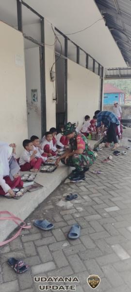 Babinsa Seteluk Dampingi Program Makan Sehat Bergizi di SD Islam Plus Seteluk Rea