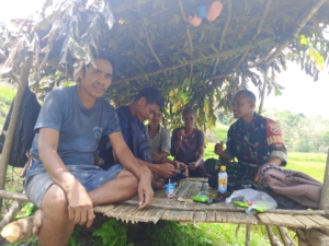 Tanpa Mengenal Tempat, Babinsa Sertu Latif Komsos dengan Warga Bahas Ketahanan Pangan