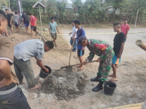 Wujudkan Lingkungan Bersih, Babinsa koramil-04/Kewapante Ajak Warga Gotong Royong di Kantor Desa
