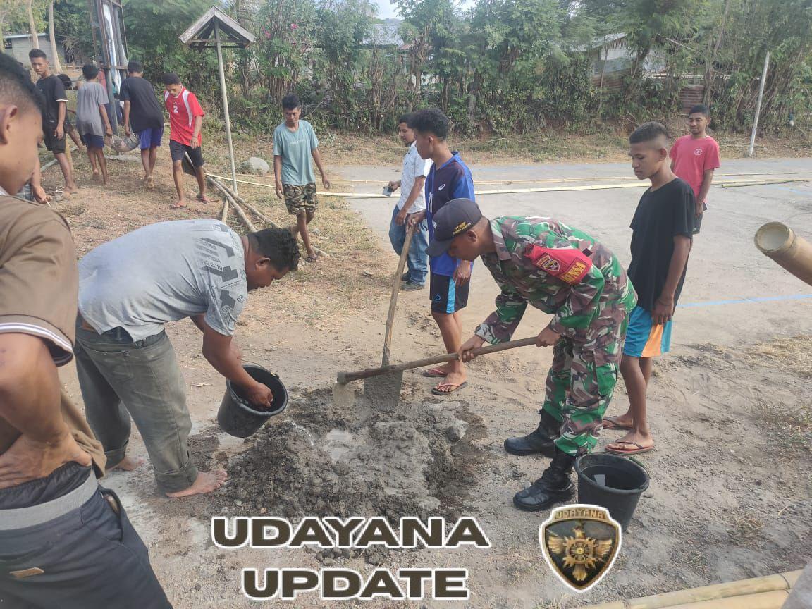 Wujudkan Lingkungan Bersih, Babinsa koramil-04/Kewapante Ajak Warga Gotong Royong di Kantor Desa