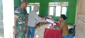 Babinsa Ba’a Dampingi Program Makanan Bergizi Gratis Bagi 3.000 Siswa di Rote Ndao