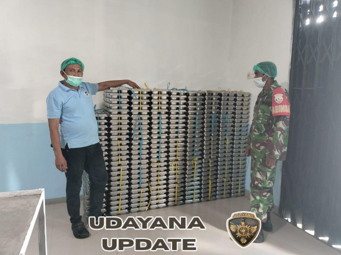 Babinsa Pantai Baru Dampingi Pembagian Makanan Bergizi untuk 3.093 Siswa di Rote Ndao