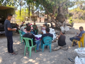 Babinsa Pantai Baru Dampingi Surveilans Kualitas Air Minum di Desa Oeledo