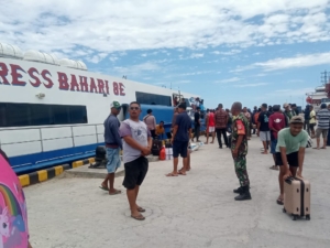 Babinsa Koramil Ba’a Laksanakan Pemantauan Arus Kapal Penumpang di Pelabuhan Ba’a