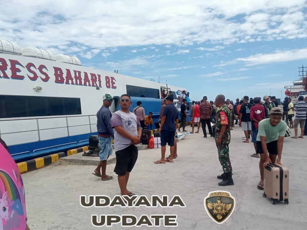 Babinsa Koramil Ba’a Laksanakan Pemantauan Arus Kapal Penumpang di Pelabuhan Ba’a