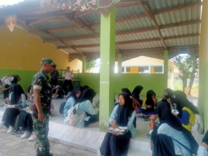 Babinsa Jereweh Dampingi Kegiatan Makan Bergizi Gratis di SMPN 1 Jereweh